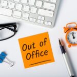 A note that says day off on top of an orange post it.